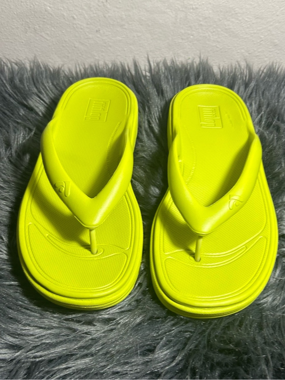 FITFLOP RELIEFF Metallic Recovery Toe-Post lemongrass Sandals Size 8 - Picture 5 of 11